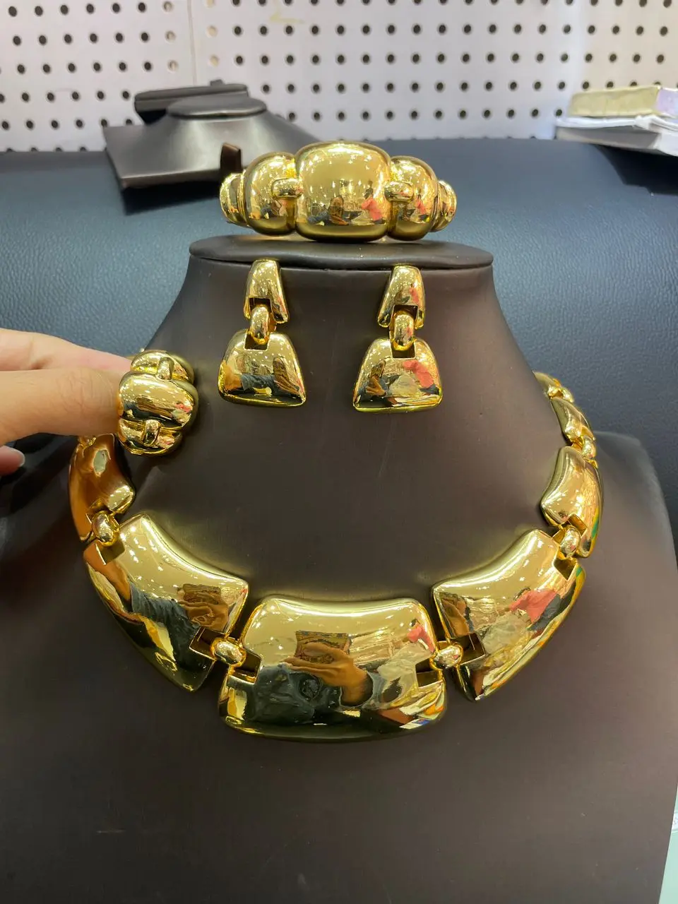 Dubai Gold Plated Jewelry Sets Wedding Dubai Choker Necklace Bracelet Earring Ring Nigerian Bridal Set African Jewelery
Dubai Gold Plated Jewelry Sets Wedding Dubai Choker Necklace Bracelet Earring Ring Nigerian Bridal Set African Jewelery