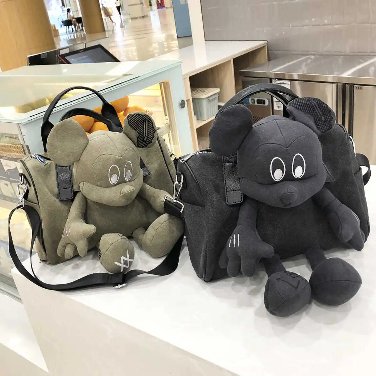 Disney Mickey doll pillow bag canvas bag large capacity bag casual bag cute portable diagonal bag
Disney Mickey doll pillow bag canvas bag large capacity bag casual bag cute portable diagonal bag