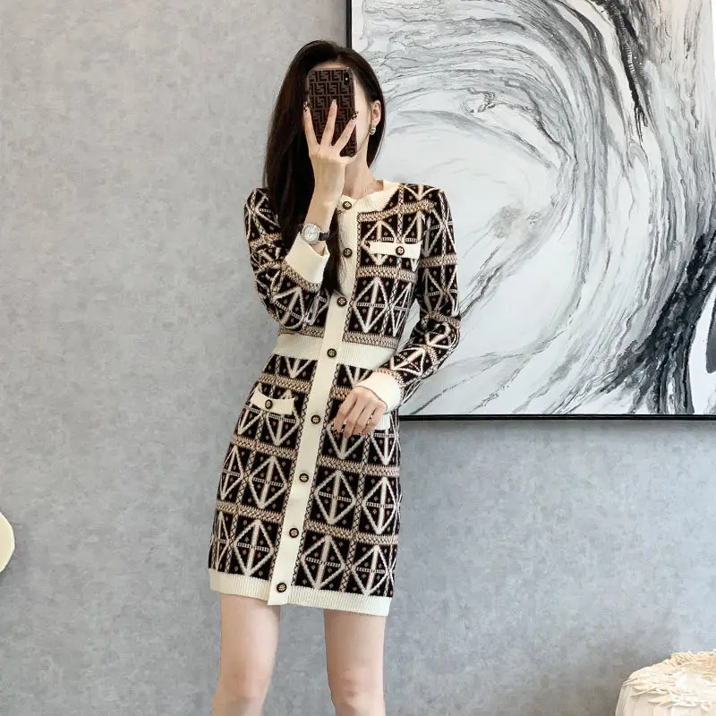 French chic knitted dress in autumn and winter 2023 female high -end ladies long sleeve high -level long -sleeved cardigans
French chic knitted dress in autumn and winter 2023 female high -end ladies long sleeve high -level long -sleeved cardigans