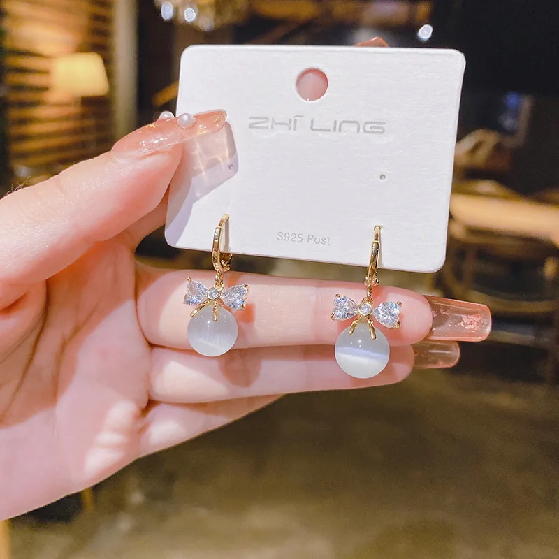 2022 New Trendy Temperament Celebrity Elegant Bow Opal Ear Hook Women's Net Red Personality Fashion Versatile Earrings Earring
2022 New Trendy Temperament Celebrity Elegant Bow Opal Ear Hook Women's Net Red Personality Fashion Versatile Earrings Earring