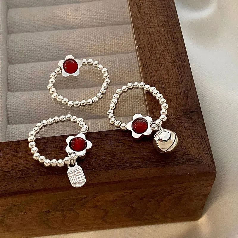 Женское серебряное кольцо с красными цветами и бусинами 
Женское серебряное кольцо с красными цветами и бусинами