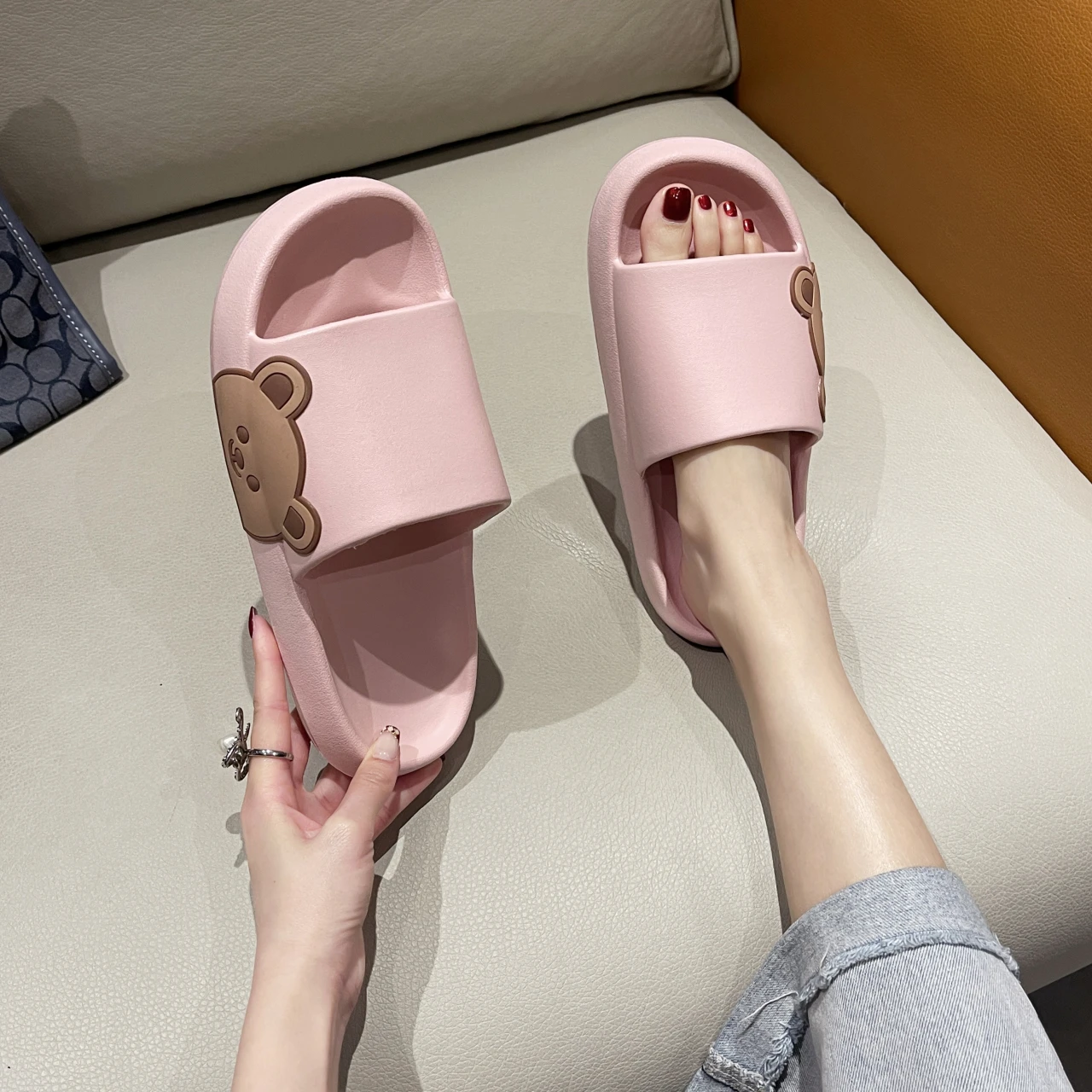 2022 Bear Pattern Slippers Women Indoor Fashion Cartoon Sandals and Slippers Household Bathroom Sink Sandals Men Women Slippers
2022 Bear Pattern Slippers Women Indoor Fashion Cartoon Sandals and Slippers Household Bathroom Sink Sandals Men Women Slippers