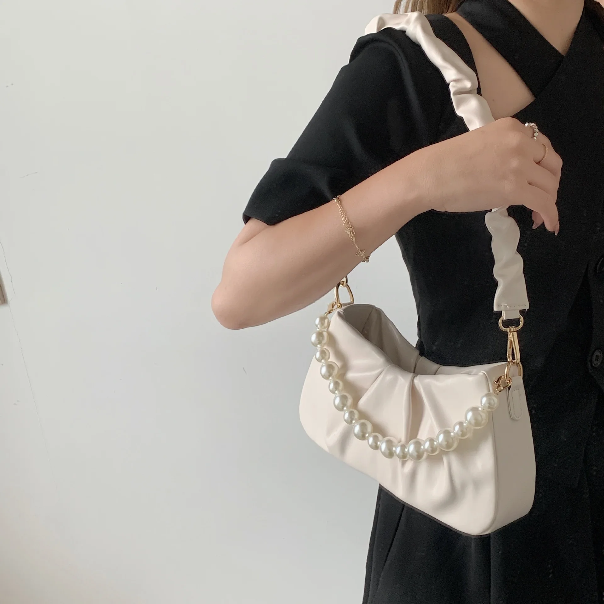 

2023 Pearl Cloud Bag Korean Version Of Ins Texture Shoulder Bag White Foreign Style New Fashion Fold Bag Female Bag Underarm Bag