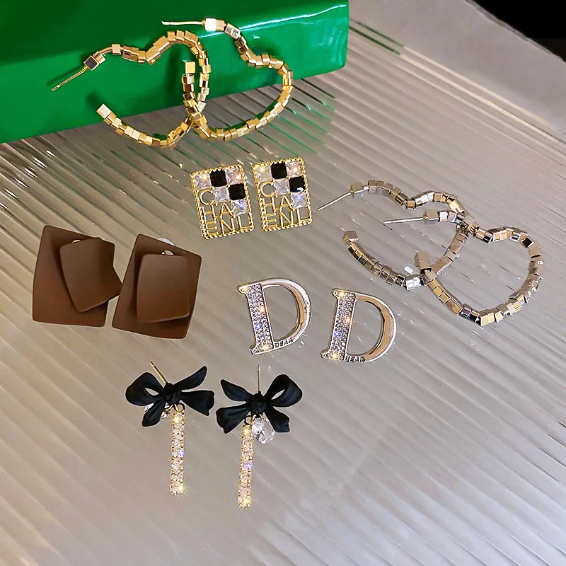 Korean New Design Heart Letter D Fashion Women Earring Charm Micro Inlaid Zircon Elegant Stud Earrings Waterproof Top Jewelry
Korean New Design Heart Letter D Fashion Women Earring Charm Micro Inlaid Zircon Elegant Stud Earrings Waterproof Top Jewelry
