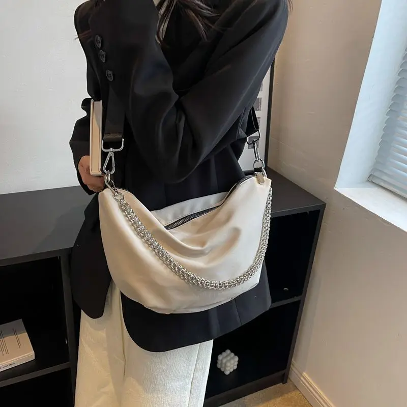 Autumn And Winter 2022 New Niche Chain Bag Nylon Cloth Large Capacity Shoulder Bag Lightweight Fashion Versatile Diagonal Bag
Autumn And Winter 2022 New Niche Chain Bag Nylon Cloth Large Capacity Shoulder Bag Lightweight Fashion Versatile Diagonal Bag