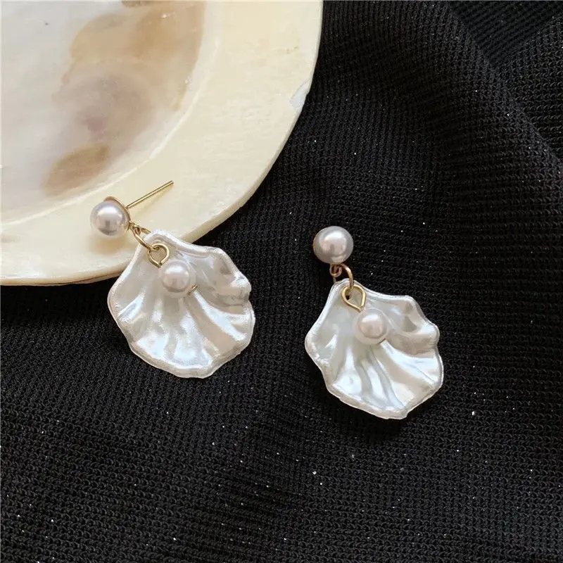 New Temperament Elegant Shell Pearl Stud Earrings for Women Korean Sweet Dream Shell Pendant Earrings Short Dangle Earrings Gift
New Temperament Elegant Shell Pearl Stud Earrings for Women Korean Sweet Dream Shell Pendant Earrings Short Dangle Earrings Gift