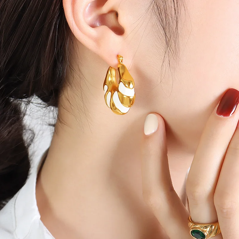 Fashion Metal Hollowed Out Geometric Titanium Steel Earrings for Women's Exaggerated Dangle Earings Banquet Jewelry Accessories
Fashion Metal Hollowed Out Geometric Titanium Steel Earrings for Women's Exaggerated Dangle Earings Banquet Jewelry Accessories