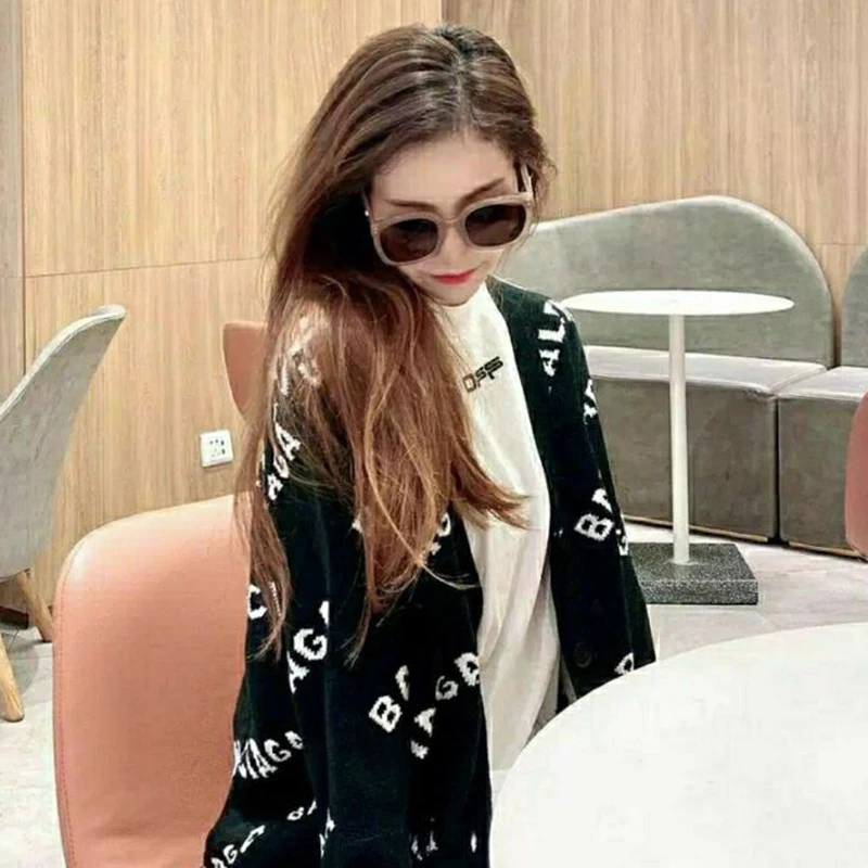 Women Cardigan Fashion Design Brand Letter Print Clothing Spring Autumn Internet Celebrity Same Style loose knitted Sweater Coat
Women Cardigan Fashion Design Brand Letter Print Clothing Spring Autumn Internet Celebrity Same Style loose knitted Sweater Coat