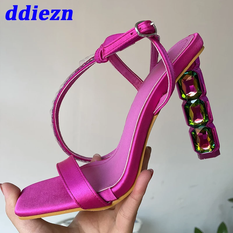 Дизайнерские женские туфли-лодочки, туфли на необычном высоком каблуке, модель 2023 года, модная женская обувь с квадратным носком и стразами
Дизайнерские женские туфли-лодочки, туфли на необычном высоком каблуке, модель 2023 года, модная женская обувь с квадратным носком и стразами