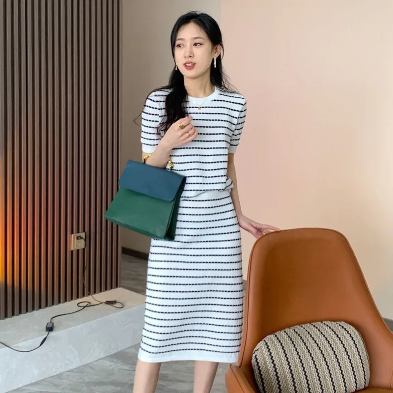 Knitted 2 Pieces Set Women Pullovers O-Neck Sweater Short Sleeve Tops Knitted Office Skirts Stripe Elegant Suits 2022 Korean 
Knitted 2 Pieces Set Women Pullovers O-Neck Sweater Short Sleeve Tops Knitted Office Skirts Stripe Elegant Suits 2022 Korean