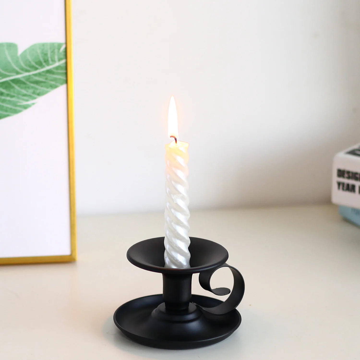 2023 New retro gold candle holder metal aromatherapy candle iron candlestick set wedding decorations (2pcs)
2023 New retro gold candle holder metal aromatherapy candle iron candlestick set wedding decorations (2pcs)