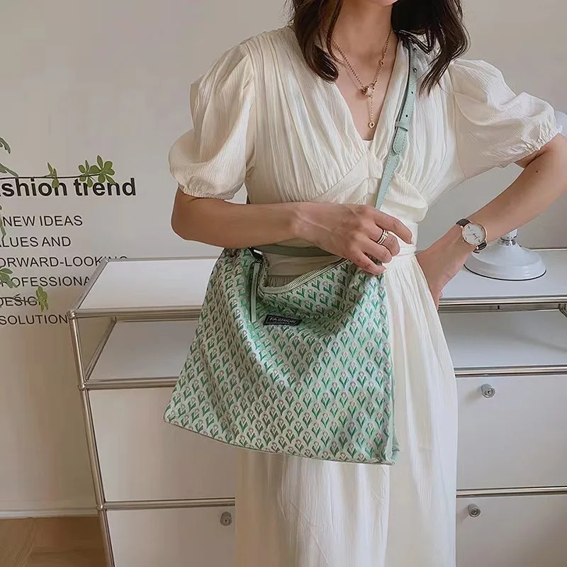 135cm Width Green Geometric Jacquard Embossed Fashionable Handbag Brocade Throw Pillow Bag Fabric
135cm Width Green Geometric Jacquard Embossed Fashionable Handbag Brocade Throw Pillow Bag Fabric