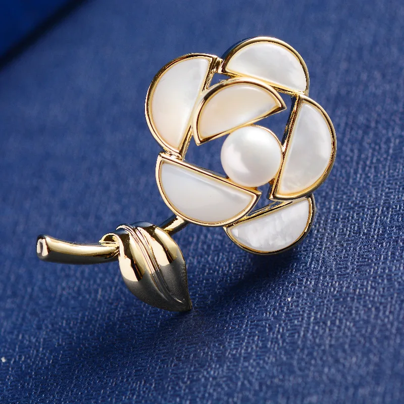 2023 New Mother-of-pearl Freshwater Pearl Rose Brooch Elegant Simple Fashion Temperament Pin High-end Luxury Corsage Female
2023 New Mother-of-pearl Freshwater Pearl Rose Brooch Elegant Simple Fashion Temperament Pin High-end Luxury Corsage Female