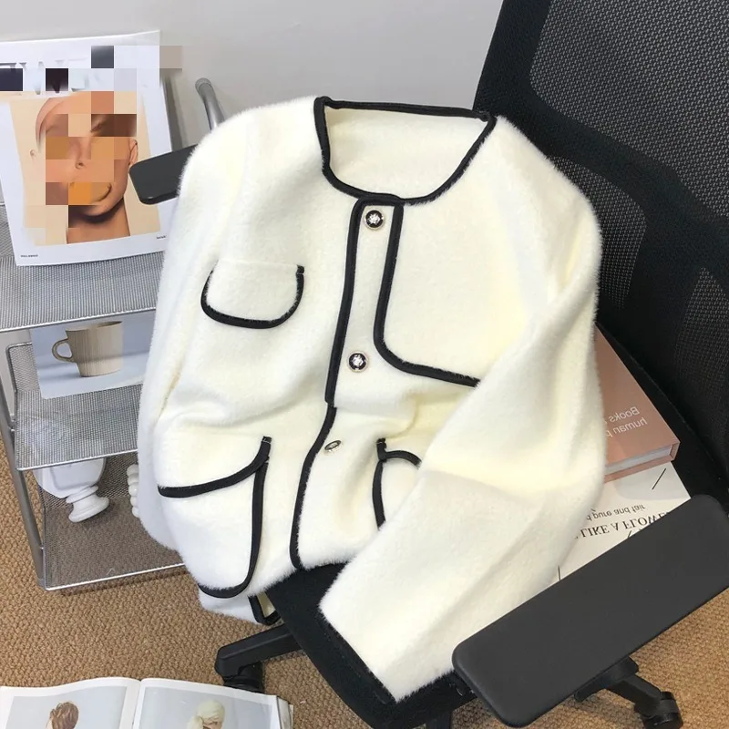 French mink velvet knitted cardigan women's autumn and winter new temperament sweater coat tide
French mink velvet knitted cardigan women's autumn and winter new temperament sweater coat tide