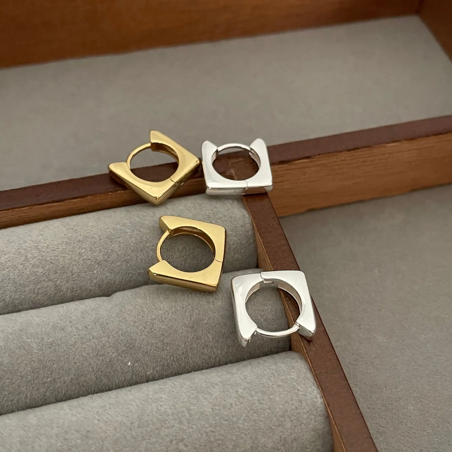 18K Gold Authentic 925 Sterling silver Square Circle Piercing Ear-Bone Hoop Earrings Leverback Jewelry C-C1018
18K Gold Authentic 925 Sterling silver Square Circle Piercing Ear-Bone Hoop Earrings Leverback Jewelry C-C1018