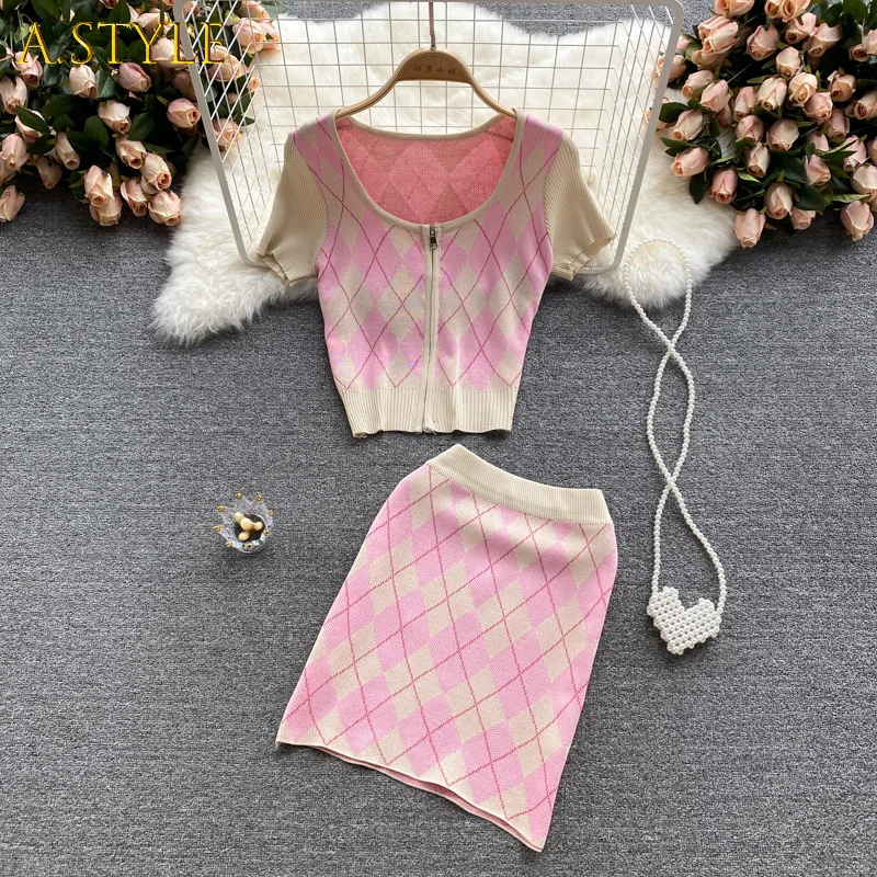 A GIRLS Summer Korean Casual Plaid Knitted 2 Piece Set Women Zipper Crop Top + Skirt Suits Tracksuit Women Two Piece Suits
A GIRLS Summer Korean Casual Plaid Knitted 2 Piece Set Women Zipper Crop Top + Skirt Suits Tracksuit Women Two Piece Suits