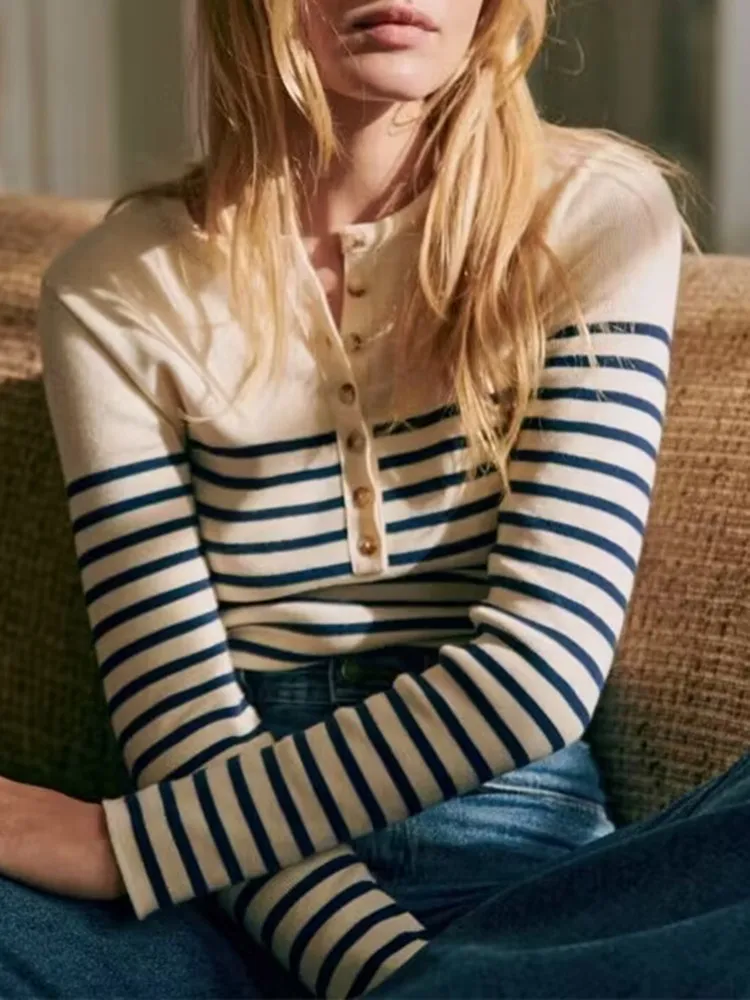Women Vintage Stripes Sweater Front Buttons Long Sleeve 2023 New Female O-neck Pullover Knitwear Early Autumn
Women Vintage Stripes Sweater Front Buttons Long Sleeve 2023 New Female O-neck Pullover Knitwear Early Autumn