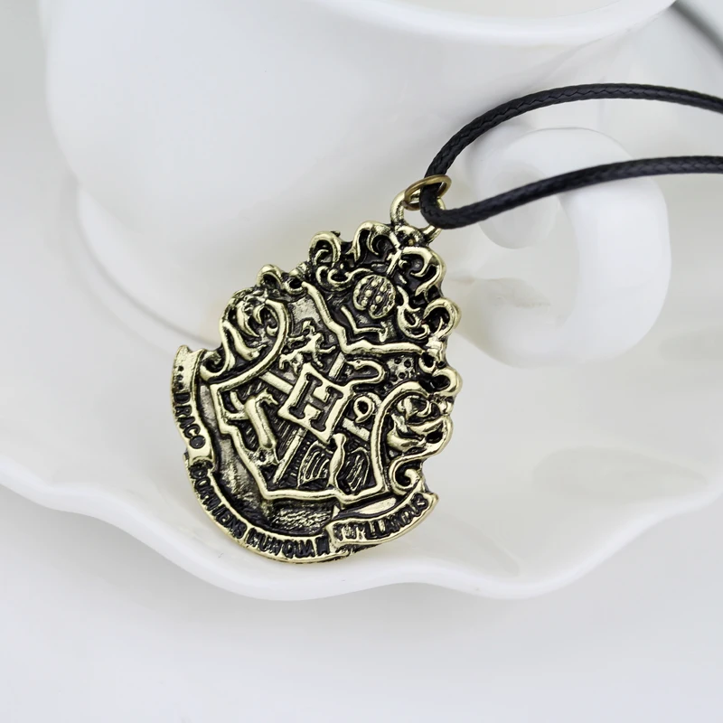 Harry Potter Necklace Vintage Hogwarts School Gryffindor Ravenclaw Metal Badge Pendant Neck Chain Collar Jewelry Decoration
Harry Potter Necklace Vintage Hogwarts School Gryffindor Ravenclaw Metal Badge Pendant Neck Chain Collar Jewelry Decoration