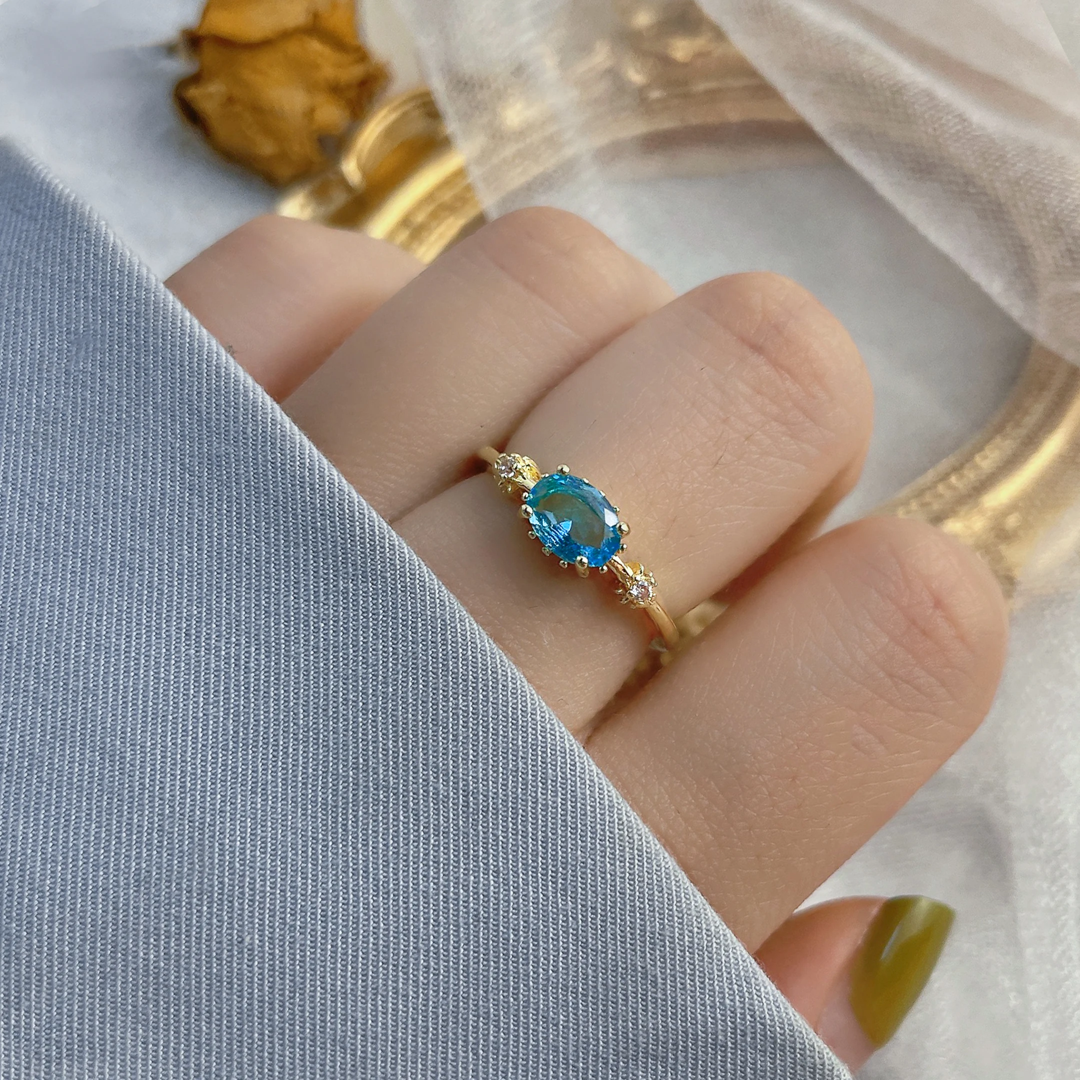 Coconal Women Sweet Romantic Simple Round Sparkling Blue Zircon Ring Boho Exquisite Ladies Wedding Charm Ring Jewelry Gift
Coconal Women Sweet Romantic Simple Round Sparkling Blue Zircon Ring Boho Exquisite Ladies Wedding Charm Ring Jewelry Gift