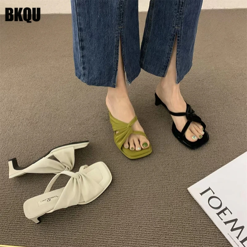 2022 New Trendy Women Slippers Summer Modern Dress Mid Heels Ladies Pleated Cross Pumps Elegant Female Fashion Shoes Square Toe
2022 New Trendy Women Slippers Summer Modern Dress Mid Heels Ladies Pleated Cross Pumps Elegant Female Fashion Shoes Square Toe
