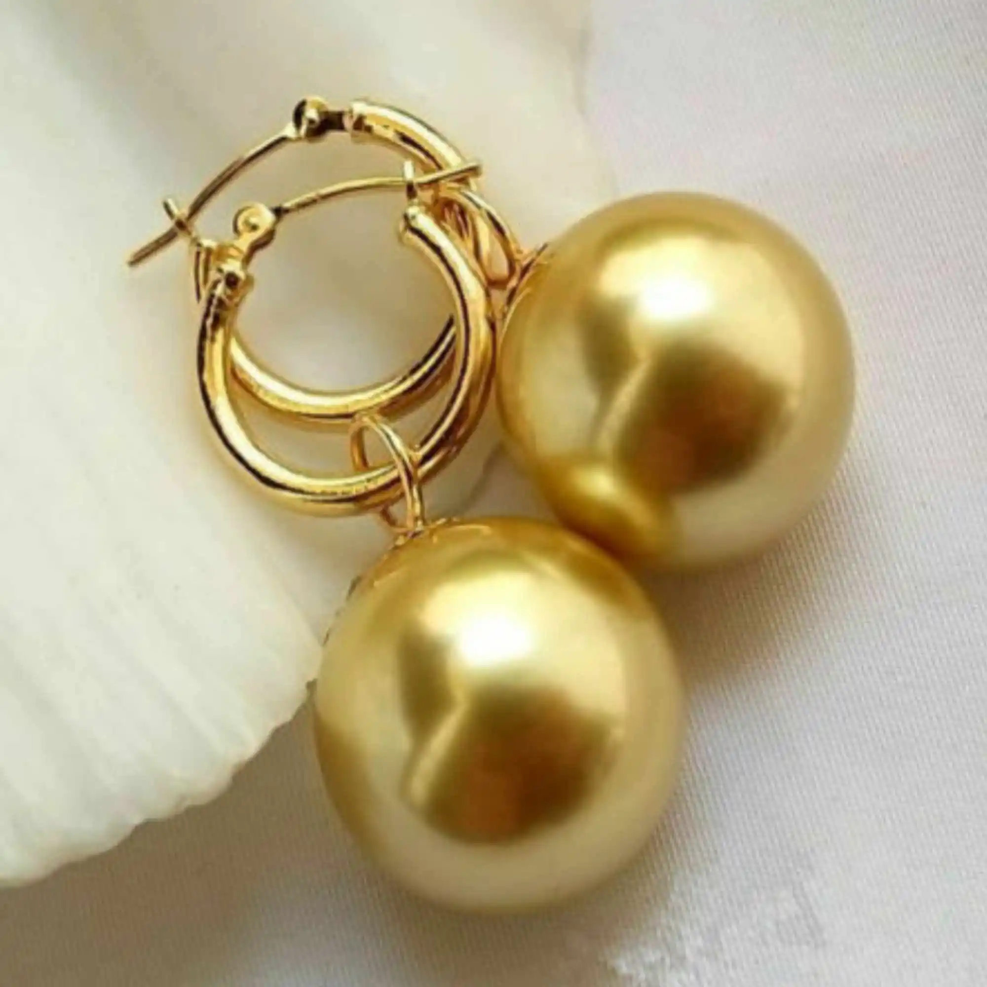 Wedding Huge 14 mm Shell Pearl 18K Gold Hoop Dangle Earrings Jewelry Hook Ear stud Women Beautiful New Year Halloween Fashion
Wedding Huge 14 mm Shell Pearl 18K Gold Hoop Dangle Earrings Jewelry Hook Ear stud Women Beautiful New Year Halloween Fashion
