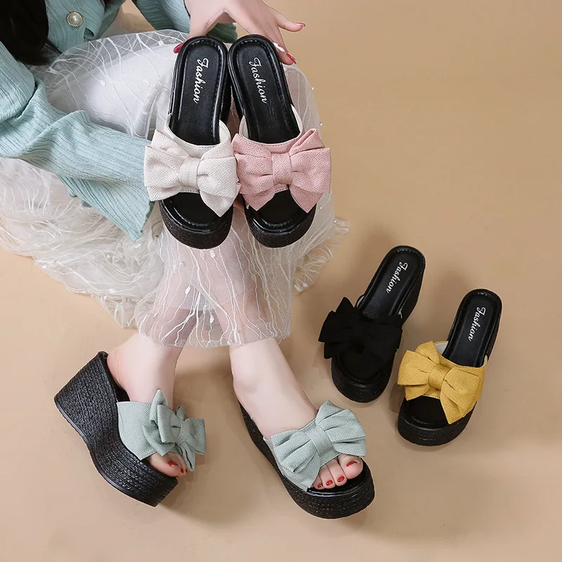 Shoes Fretwork Heels Flower Low Big Size House Slippers Platform Peep Toe Slipers Women On A Wedge Slides 2022 Rubber PU Rome Fl
Shoes Fretwork Heels Flower Low Big Size House Slippers Platform Peep Toe Slipers Women On A Wedge Slides 2022 Rubber PU Rome Fl