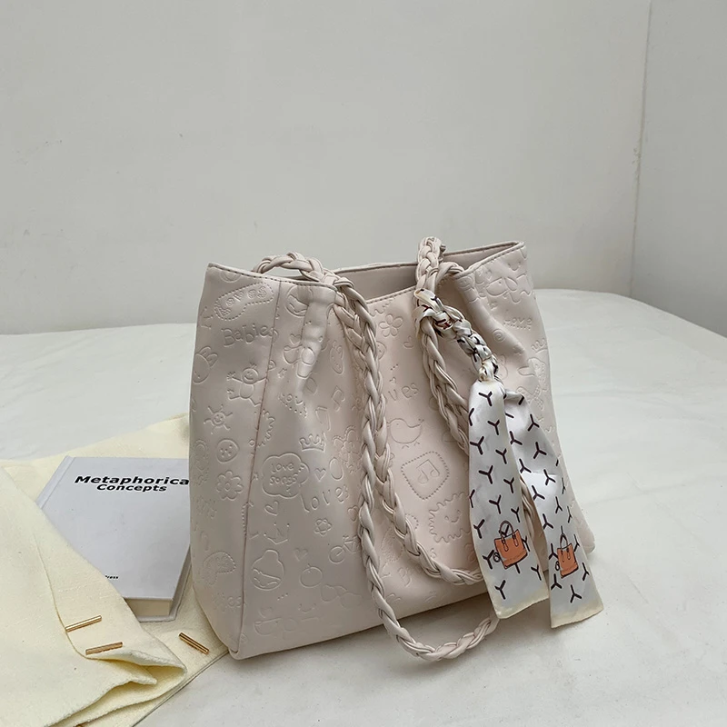 High Quality PU Leather Ladies Tote Bags With Ribbon 2022 New Fashion Weave Handle Shoulder Bag For Women Solid Color Handbags
High Quality PU Leather Ladies Tote Bags With Ribbon 2022 New Fashion Weave Handle Shoulder Bag For Women Solid Color Handbags