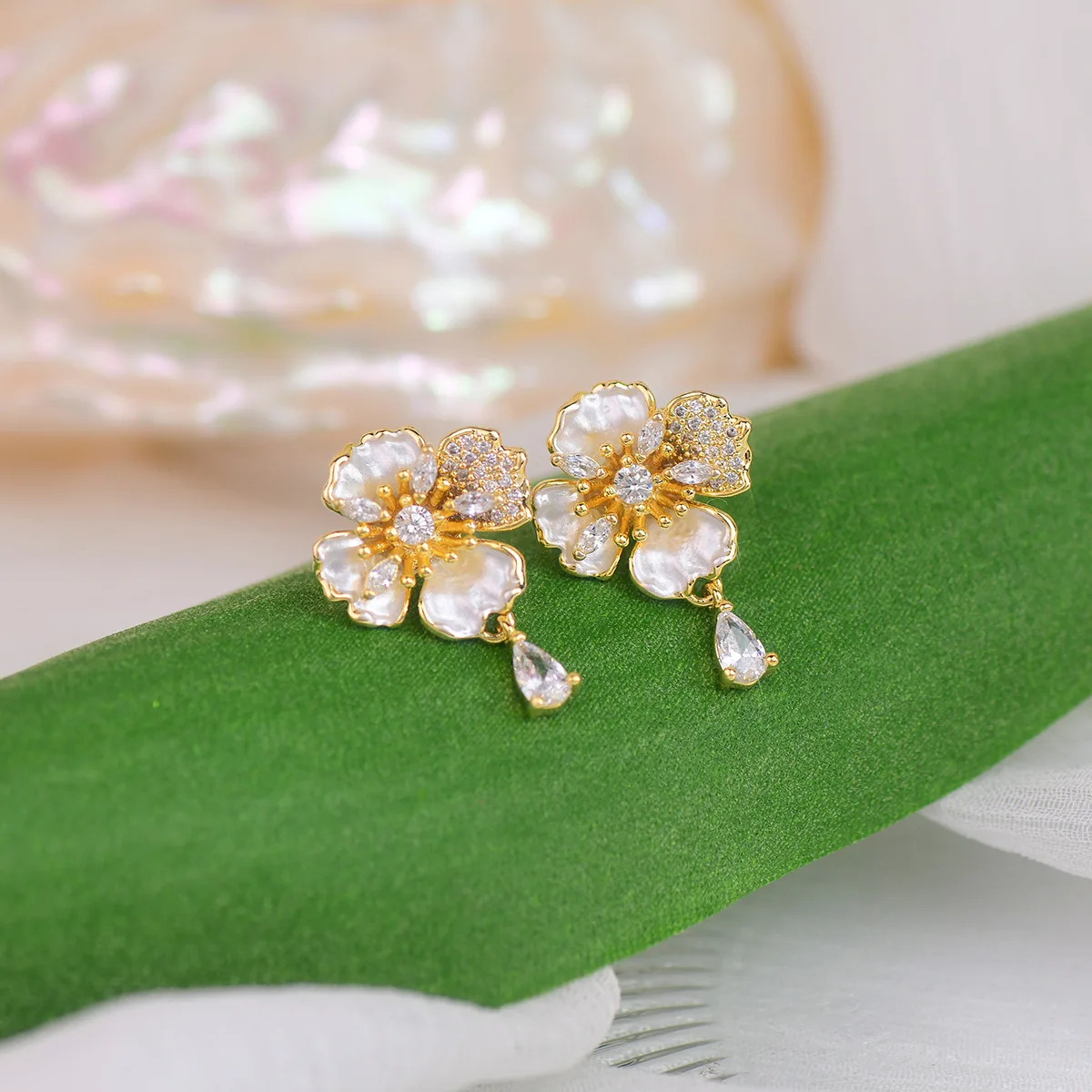 French Retro Water Drop Zircon Flower Earrings Delicate and Versatile Daily Premium Fairy Simple Earrings.
French Retro Water Drop Zircon Flower Earrings Delicate and Versatile Daily Premium Fairy Simple Earrings.