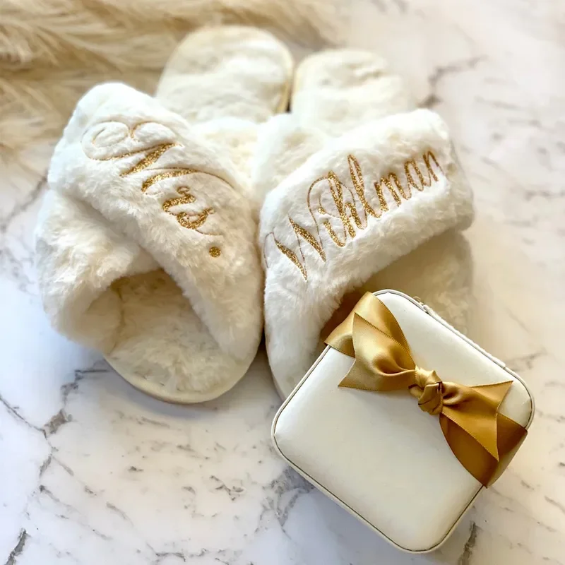 Customized Plush Slippers Cross Shaped Angel Slippers Faux Fur Bride's Wedding Party Gift
Customized Plush Slippers Cross Shaped Angel Slippers Faux Fur Bride's Wedding Party Gift