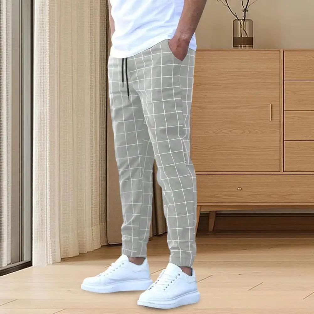Drawstring Elastic Waist Trousers Plaid Print Pencil Pants Men's Mid-rise Casual Long Pants with Elastic Waist Slant Pockets
Drawstring Elastic Waist Trousers Plaid Print Pencil Pants Men's Mid-rise Casual Long Pants with Elastic Waist Slant Pockets