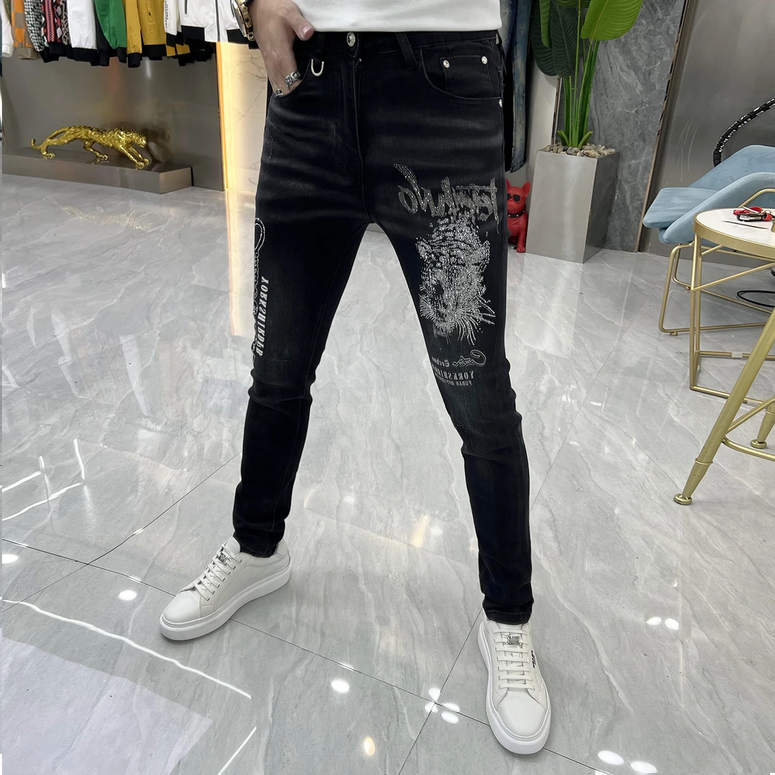 Heavy Industry Black Hot Drill Jeans Men Print Legging Slim Fit Fashion Korean High Quality Tiger Head Rhinestones Pattern Jeans
Heavy Industry Black Hot Drill Jeans Men Print Legging Slim Fit Fashion Korean High Quality Tiger Head Rhinestones Pattern Jeans