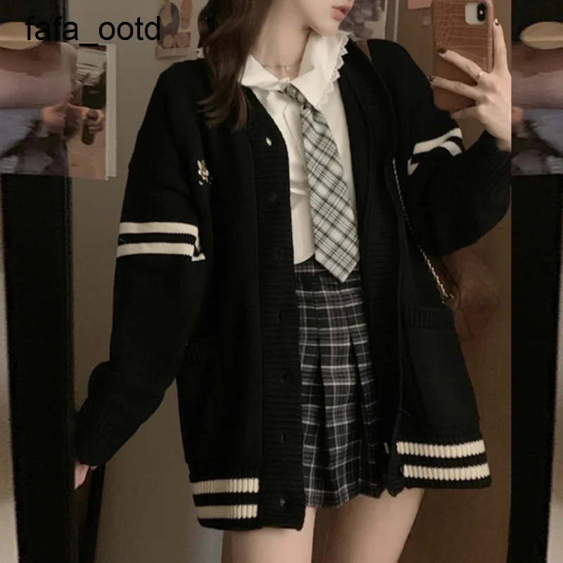 Ladies Black V Sweaters Neck Bee Print Coat Women Loose Outwear 2022 New Spring Fall Lazy Striped Knit Harajuku Tops
Ladies Black V Sweaters Neck Bee Print Coat Women Loose Outwear 2022 New Spring Fall Lazy Striped Knit Harajuku Tops