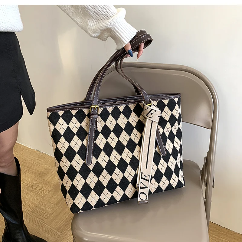 Fashion Tote Bag Women Large-capacity Big Bag 2022 Spring New Trendy All-match Shoulder Bag Contrast Color Diamond Canvas Bag
Fashion Tote Bag Women Large-capacity Big Bag 2022 Spring New Trendy All-match Shoulder Bag Contrast Color Diamond Canvas Bag
