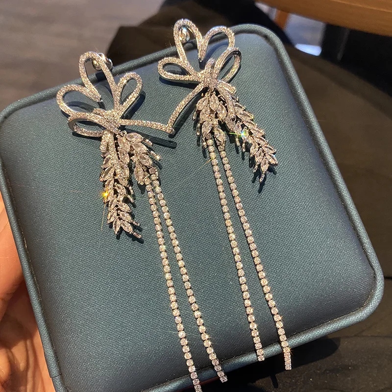 2022 Korean Luxury Zircon Twist Tassel Hanging Earring Women's Fashion Modern Trend Party Dress Dailry K-pop Accessories Jewelry
2022 Korean Luxury Zircon Twist Tassel Hanging Earring Women's Fashion Modern Trend Party Dress Dailry K-pop Accessories Jewelry