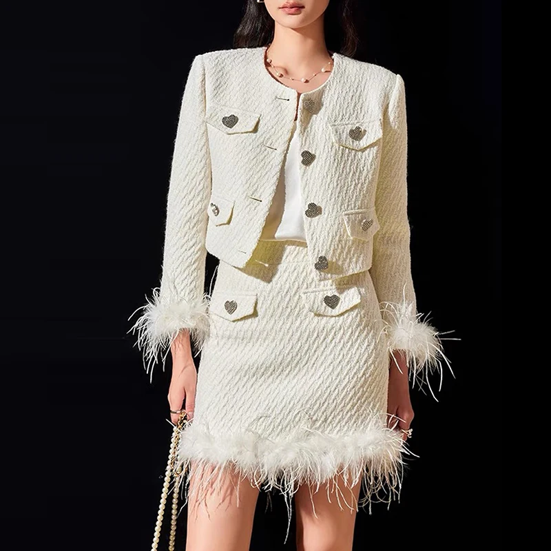 Женский твидовый костюм из двух предметов, твидовая мини-юбка трапециевидной формы с длинным рукавом, пуговицами в форме сердца, карманами и перьями, Осень-зима 2023 
Женский твидовый костюм из двух предметов, твидовая мини-юбка трапециевидной формы с длинным рукавом, пуговицами в форме сердца, карманами и перьями, Осень-зима 2023