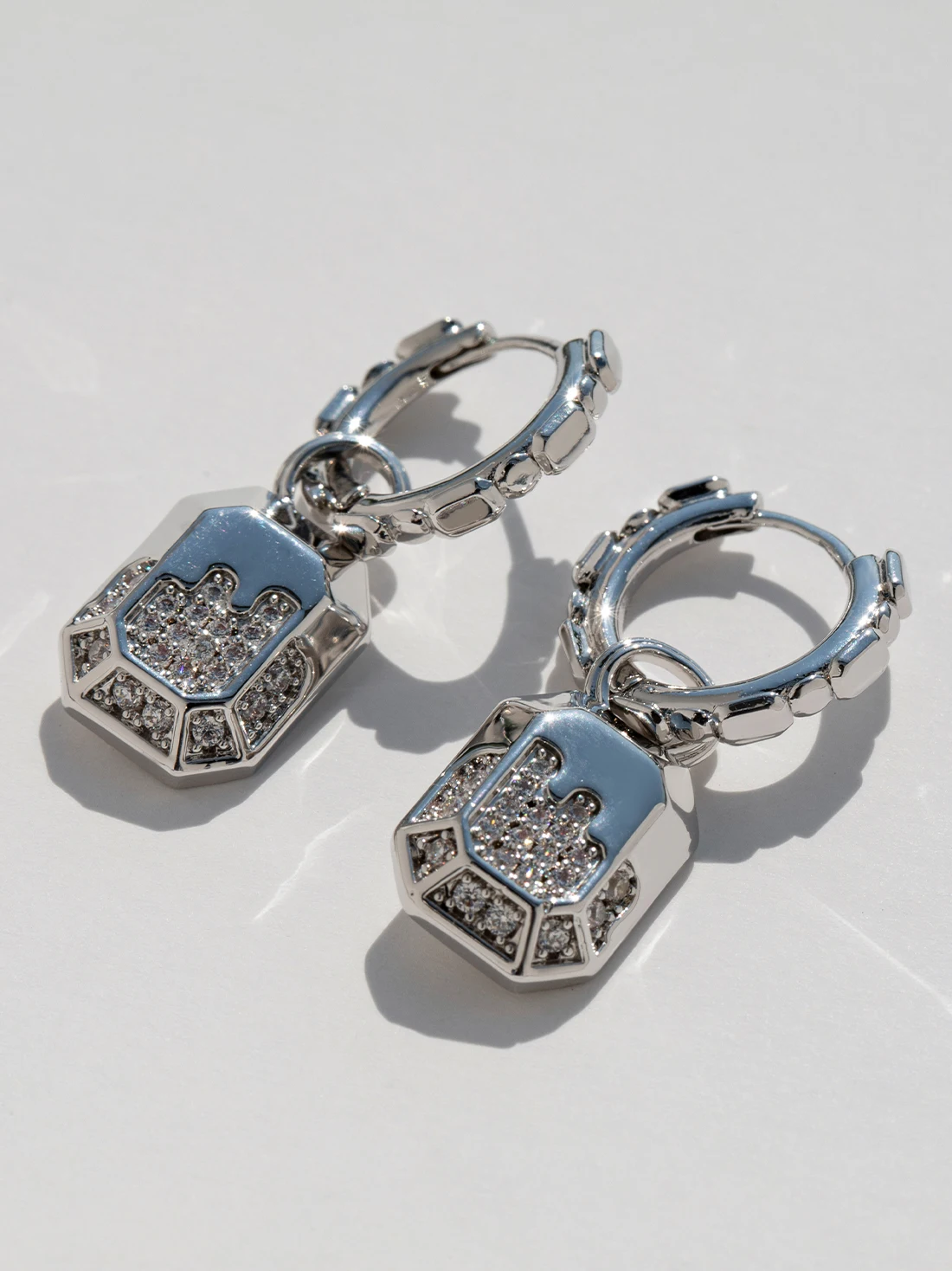 LONDANY earrings Design original Babylonian temperament metal zircon earrings with a high sense of luxury earrings.
LONDANY earrings Design original Babylonian temperament metal zircon earrings with a high sense of luxury earrings.