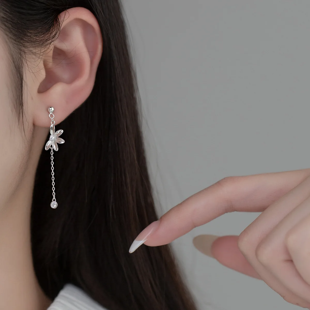 Real 925 Sterling Silver Floral Tassel Earrings Asymmetrical Flower Drop Earring Hypoallergenic Jewelry for Women
Real 925 Sterling Silver Floral Tassel Earrings Asymmetrical Flower Drop Earring Hypoallergenic Jewelry for Women