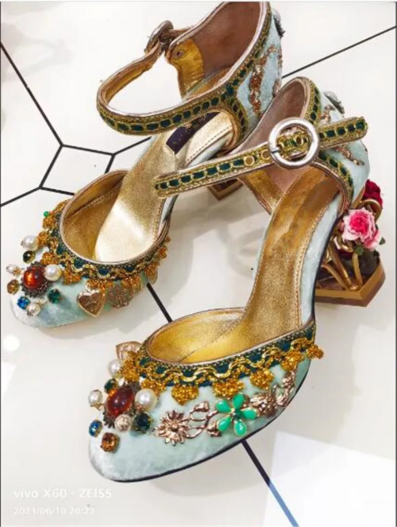 Women Vintage High Heels Hand-stitched Beaded Shaped Hollow Flower Heel Wedding Party Ladies Pumps Velvet Buckle Bird Cage Buty
Women Vintage High Heels Hand-stitched Beaded Shaped Hollow Flower Heel Wedding Party Ladies Pumps Velvet Buckle Bird Cage Buty