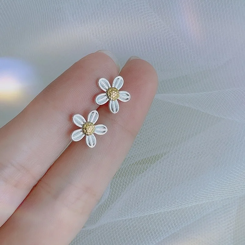 Summer Jewelry New Trend Silver Color Daisy Flower Stud Earrings Fashion Fresh Sunflower Earrings For Girl Women Gift
Summer Jewelry New Trend Silver Color Daisy Flower Stud Earrings Fashion Fresh Sunflower Earrings For Girl Women Gift