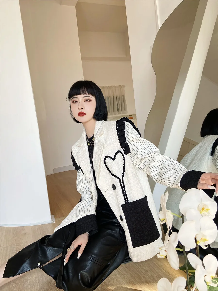 SuperAen White Blazer Women's 2022 Autumn New Original Design Love Fly Sleeves Casual Loose Blazer Jacket
SuperAen White Blazer Women's 2022 Autumn New Original Design Love Fly Sleeves Casual Loose Blazer Jacket