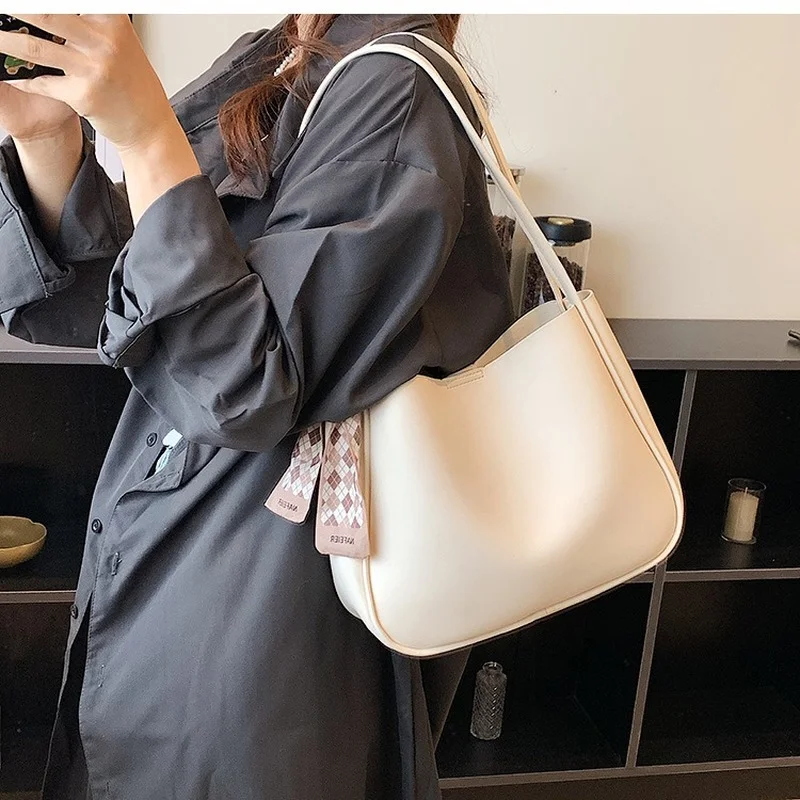 2022 New Ladies Casual Silk Scarf Shoulder Bag High Quality Net Red Underarm Bag Fashion Versatile Small Square Bag Bucket Bag
2022 New Ladies Casual Silk Scarf Shoulder Bag High Quality Net Red Underarm Bag Fashion Versatile Small Square Bag Bucket Bag