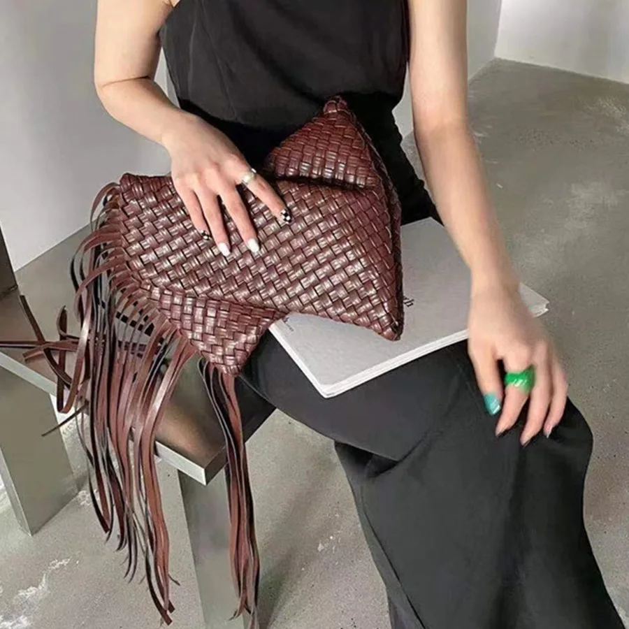 Green European and American retro woven tassel clip bag messenger bag large capacity trend versatile banquet lipstick handbag
Green European and American retro woven tassel clip bag messenger bag large capacity trend versatile banquet lipstick handbag