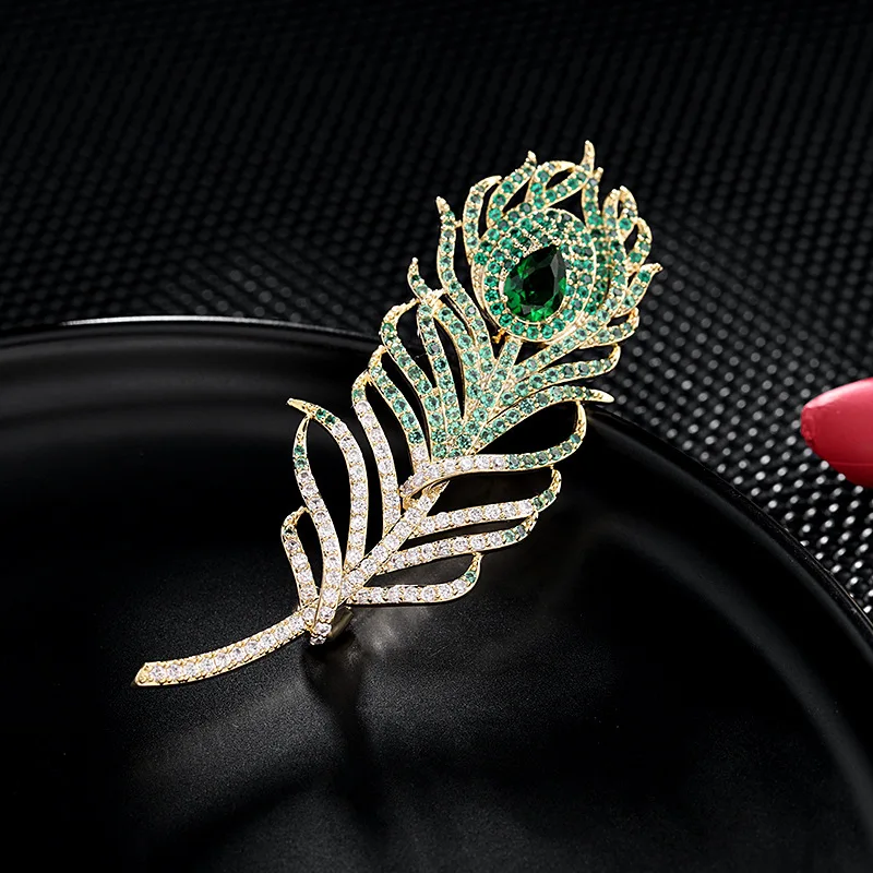 

Elegant Luxury Zircon Peacock Feather Lapel Pins Badges BROOCHE Crystal Metal Pins Brooches for Women Men Corsage Accessory