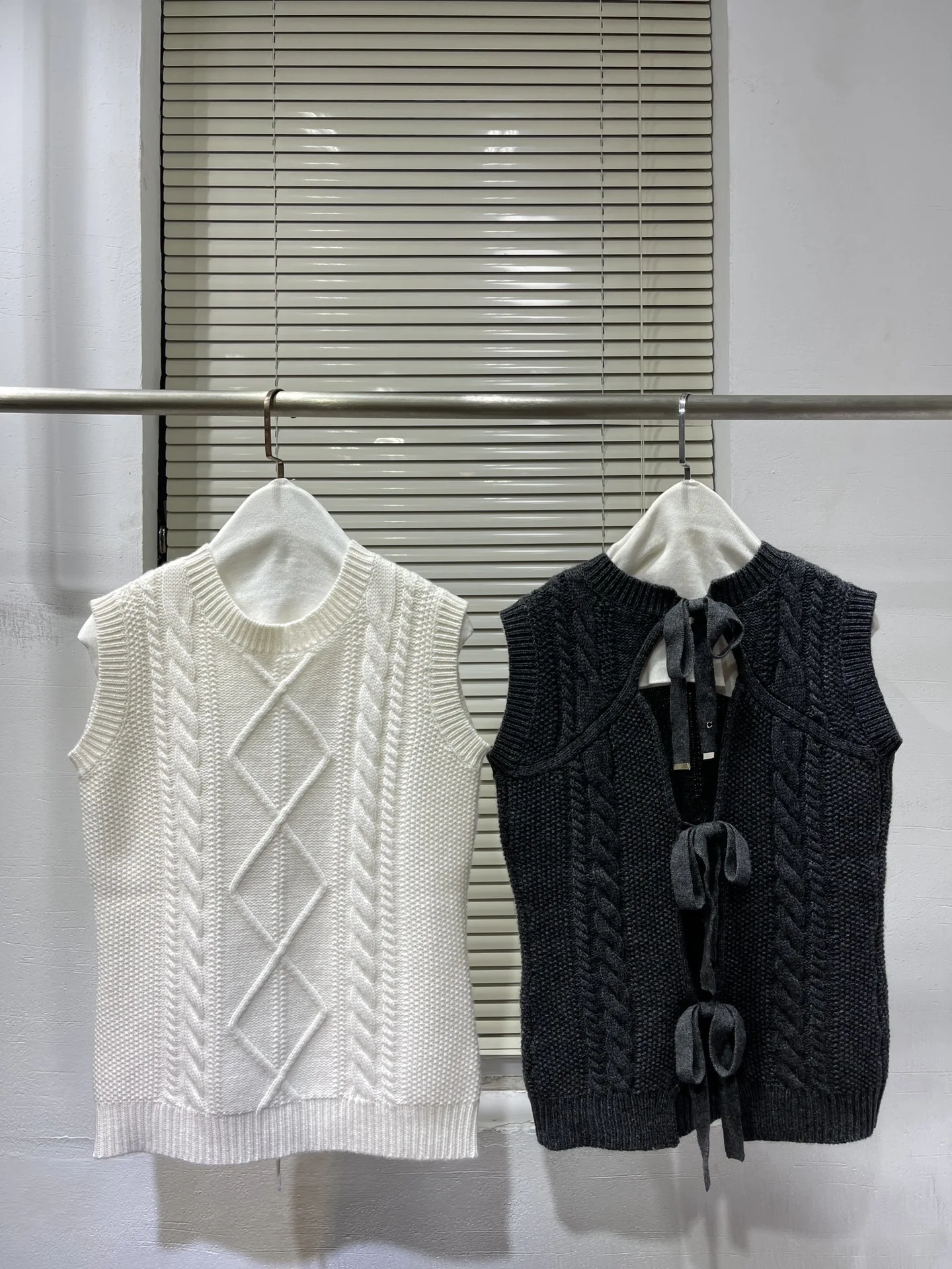 Осенний кашемировый женский жилет, модный бандажный топ с открытой спиной, вязаные свитера серого цвета, высококачественная одежда
Осенний кашемировый женский жилет, модный бандажный топ с открытой спиной, вязаные свитера серого цвета, высококачественная одежда