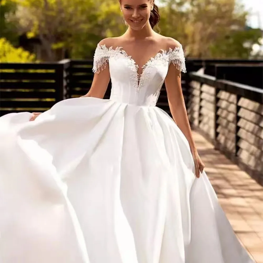 2022 Princess Wedding Dress A Line Beaded Lace Appliques Bride Dresses Illusion Back Party Dress Long Train Wedding Gowns
2022 Princess Wedding Dress A Line Beaded Lace Appliques Bride Dresses Illusion Back Party Dress Long Train Wedding Gowns