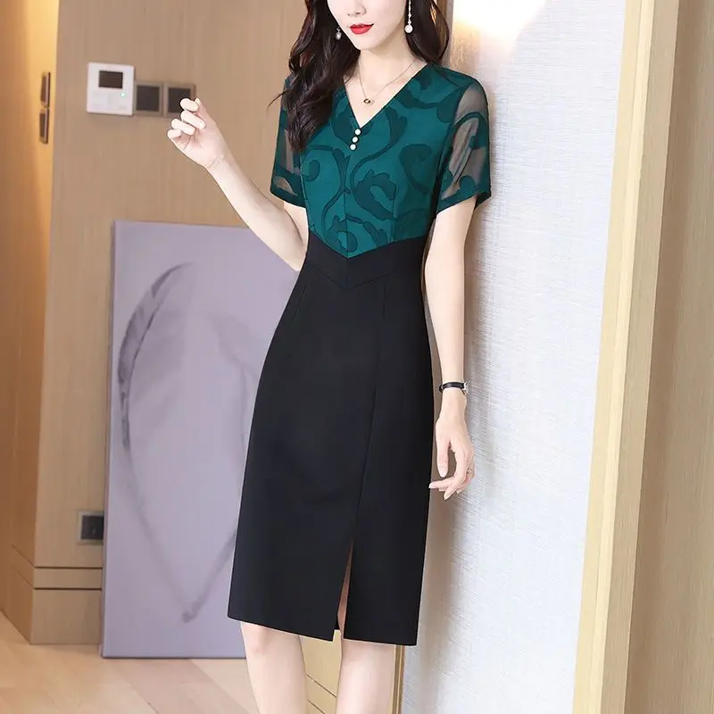 Женское платье с V-образным вырезом, коротким рукавом и принтом 
Женское платье с V-образным вырезом, коротким рукавом и принтом