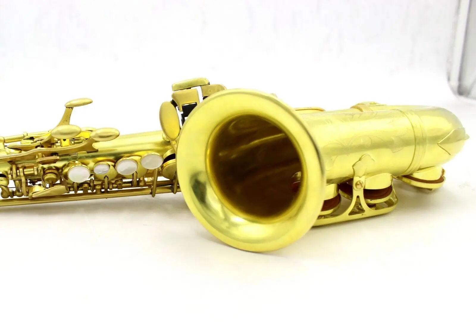 Eastern music pro use curved soprano saxophone original brass unlacquered w/case
Eastern music pro use curved soprano saxophone original brass unlacquered w/case