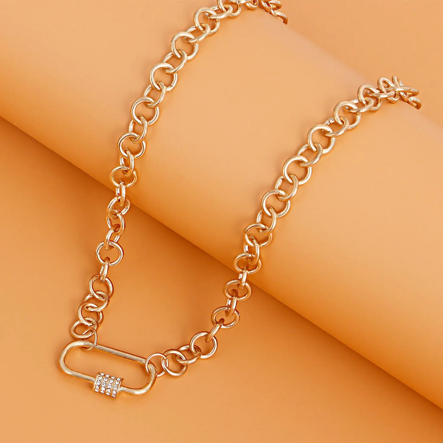 Retro Style Simple Necklace Micro-encrusted Diamond Hollow Geometric Pendant French Temperament All-match Sweater Chain
Retro Style Simple Necklace Micro-encrusted Diamond Hollow Geometric Pendant French Temperament All-match Sweater Chain