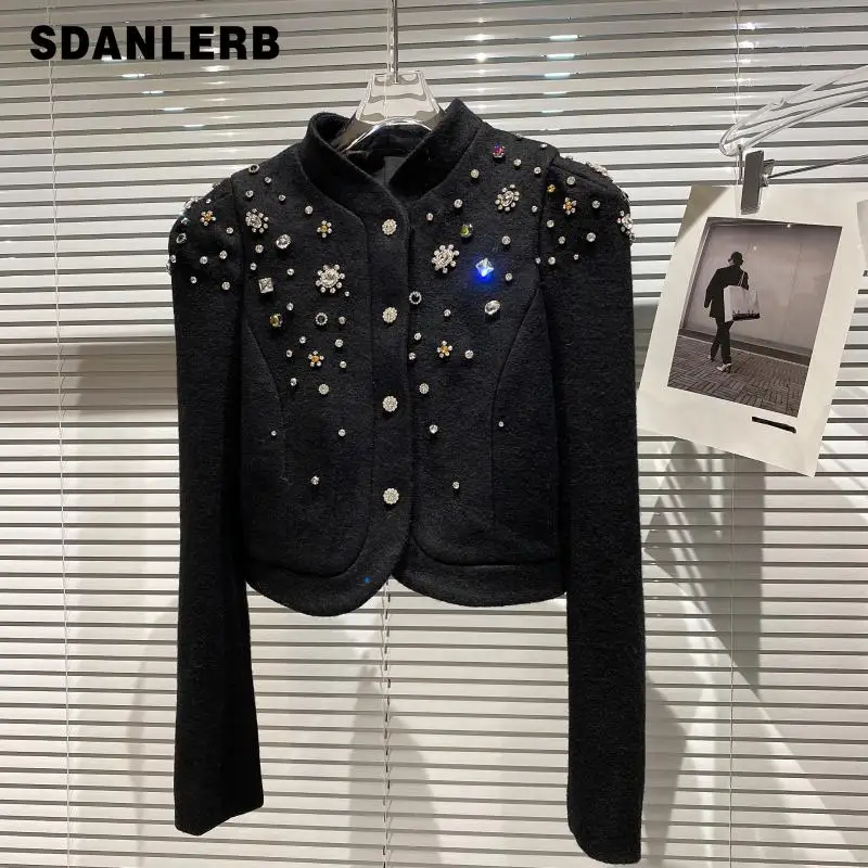 2021 Autumn and Winter New Black Clothing Rhinestone Beaded Padded Shoulder Stand Collar Short Woolen Coat for Women
2021 Autumn and Winter New Black Clothing Rhinestone Beaded Padded Shoulder Stand Collar Short Woolen Coat for Women