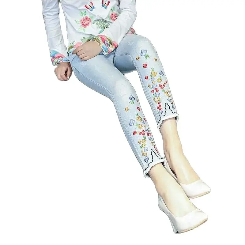 Женские эластичные джинсы весна-лето 2022 Новинка женские джинсовые брюки тонкие натуральные девять точек прямые брюки с вышивкой из коровьей кожи
Женские эластичные джинсы весна-лето 2022 Новинка женские джинсовые брюки тонкие натуральные девять точек прямые брюки с вышивкой из коровьей кожи